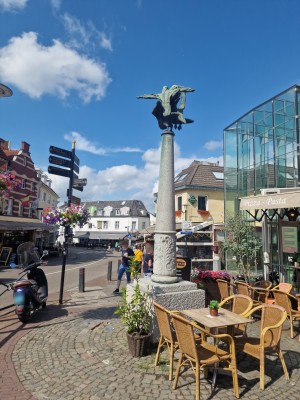 
                            <b>Standbeeld van adelaar op zuil, naast terras met stoelen en tafels.</b><br>
                                                        <b>ISO:</b> 50 | <b>Sluitertijd:</b> 1/13514 | <b>Diafragma:</b> f/1.8 | <b>Datum:</b> 2025-06-26

                        