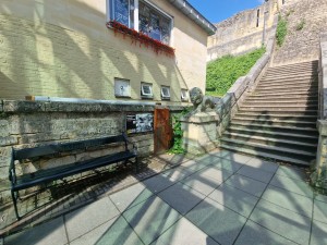 
                            <b>Bankje naast informatiebord en trap die omhoog leidt.</b><br>
                                                        <b>ISO:</b> 50 | <b>Sluitertijd:</b> 1/935 | <b>Diafragma:</b> f/2.2 | <b>Datum:</b> 2025-06-26

                        
