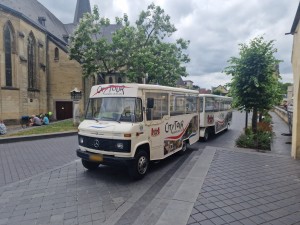 
                            <b>Toeristentreintje voor stadsrondleidingen, rijdend door een stedelijk gebied.</b><br>
                                                        <b>ISO:</b> 50 | <b>Sluitertijd:</b> 1/971 | <b>Diafragma:</b> f/1.8 | <b>Datum:</b> 2025-06-26

                        