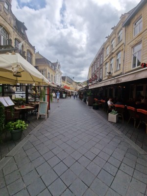 
                            <b>Gezellige winkelstraat met restaurants, terrassen en mensen die langs winkelen.</b><br>
                                                        <b>ISO:</b> 50 | <b>Sluitertijd:</b> 1/2597 | <b>Diafragma:</b> f/2.2 | <b>Datum:</b> 2025-06-26

                        
