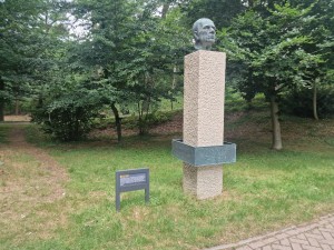 
                            <b>Standbeeld van een man op een hoge sokkel met een tekstplaat.</b><br>
                                                        <b>ISO:</b> 50 | <b>Sluitertijd:</b> 1010101/200000000 | <b>Diafragma:</b> f/1.8 | <b>Datum:</b> 2025-06-27

                        