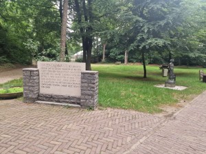 
                            <b>Beeldhouwwerk en gedenksteen in groene parkachtige omgeving, stille plek.</b><br>
                                                        <b>ISO:</b> 50 | <b>Sluitertijd:</b> 1/728 | <b>Diafragma:</b> f/1.8 | <b>Datum:</b> 2025-06-27

                        