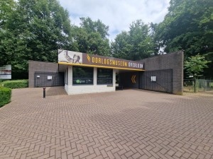 
                            <b>Ingang van Oorlogsmuseum Overloon met opvallende gele letters op gebouw.</b><br>
                                                        <b>ISO:</b> 50 | <b>Sluitertijd:</b> 1/1761 | <b>Diafragma:</b> f/2.2 | <b>Datum:</b> 2025-06-27

                        