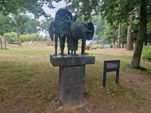
                            <b>Standbeeld van naakte mensen en schilden op een sokkel in het park.</b><br>
                                                        <b>ISO:</b> 50 | <b>Sluitertijd:</b> 917431/200000000 | <b>Diafragma:</b> f/1.8 | <b>Datum:</b> 2025-06-27

                        