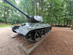 
                            <b>Groene tank geparkeerd in bosrijk gebied, weerspiegelend historische militaire technologie.</b><br>
                                                        <b>ISO:</b> 64 | <b>Sluitertijd:</b> 1/60 | <b>Diafragma:</b> f/2.2 | <b>Datum:</b> 2025-06-27

                        
