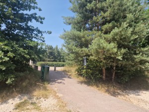 
                            <b>Pad door bos met enkele vuilnisbakken naast bomen.</b><br>
                                                        <b>ISO:</b> 50 | <b>Sluitertijd:</b> 1/5556 | <b>Diafragma:</b> f/1.8 | <b>Datum:</b> 2025-06-25

                        