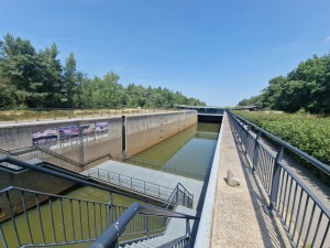 
                            <b>Kanaal met sluizen en trappen naast groene bomen en informatieborden.</b><br>
                                                        <b>ISO:</b> 50 | <b>Sluitertijd:</b> 1/1695 | <b>Diafragma:</b> f/2.2 | <b>Datum:</b> 2025-06-25

                        