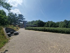 
                            <b>Modern gebouw met stenen bankjes en boomrijke omgeving.</b><br>
                                                        <b>ISO:</b> 50 | <b>Sluitertijd:</b> 1/3436 | <b>Diafragma:</b> f/2.2 | <b>Datum:</b> 2025-06-25

                        