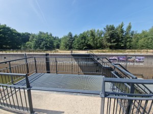 
                            <b>Metaalconstructie met hekwerk bij een sluis met bomen op de achtergrond.</b><br>
                                                        <b>ISO:</b> 50 | <b>Sluitertijd:</b> 1/1695 | <b>Diafragma:</b> f/2.2 | <b>Datum:</b> 2025-06-25

                        