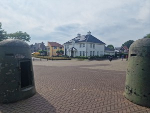 
                            <b>Twee eenmansbunkers bij een wit huis op een plein.</b><br>
                                                        <b>ISO:</b> 50 | <b>Sluitertijd:</b> 1/13699 | <b>Diafragma:</b> f/1.8 | <b>Datum:</b> 2025-06-27

                        