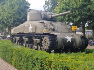 
                            <b>Historische tank met sterren, tentoongesteld op groen plein.</b><br>
                                                        <b>ISO:</b> 50 | <b>Sluitertijd:</b> 1/422 | <b>Diafragma:</b> f/1.8 | <b>Datum:</b> 2025-06-27

                        