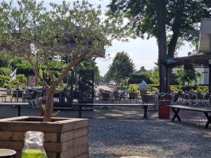 
                            <b>Terras met lege stoelen en tafels, groene planten op de achtergrond.</b><br>
                                                        <b>ISO:</b> 50 | <b>Sluitertijd:</b> 1/2959 | <b>Diafragma:</b> f/2.4 | <b>Datum:</b> 2025-06-27

                        
