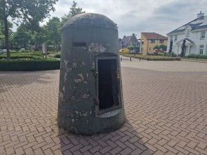 
                            <b>Oude, betonnen militaire eenmansbunker/uitkijkpost met open ingang op straat.</b><br>
                                                        <b>ISO:</b> 50 | <b>Sluitertijd:</b> 1193317/1000000000 | <b>Diafragma:</b> f/1.8 | <b>Datum:</b> 2025-06-27

                        