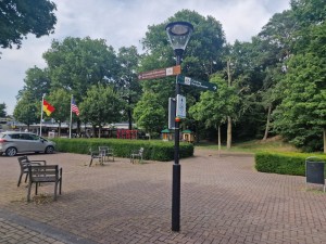 
                            <b>Wegwijzer met richting bordjes, vlaggen en een speeltuin op de achtergrond.</b><br>
                                                        <b>ISO:</b> 50 | <b>Sluitertijd:</b> 58651/40000000 | <b>Diafragma:</b> f/1.8 | <b>Datum:</b> 2025-06-27

                        