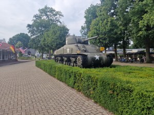 
                            <b>Historische tank op display, markeringen en steremblemen duidelijk zichtbaar.</b><br>
                                                        <b>ISO:</b> 50 | <b>Sluitertijd:</b> 1/6289 | <b>Diafragma:</b> f/1.8 | <b>Datum:</b> 2025-06-27

                        