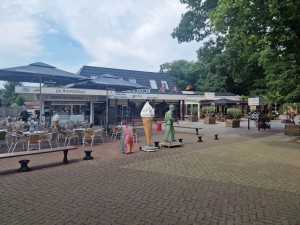 
                            <b>Terras met eettentje en groot hoorntje als decoratie, zonder mensen.</b><br>
                                                        <b>ISO:</b> 50 | <b>Sluitertijd:</b> 1/5780 | <b>Diafragma:</b> f/1.8 | <b>Datum:</b> 2025-06-27

                        