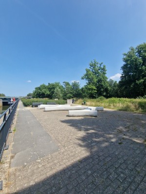 
                            <b>Grote witte buizen liggen naast een pad langs een kanaal.</b><br>
                                                        <b>ISO:</b> 50 | <b>Sluitertijd:</b> 1/1965 | <b>Diafragma:</b> f/2.2 | <b>Datum:</b> 2025-06-25

                        