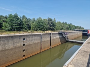 
                            <b>Grote, droge sluis met gesloten deuren en water op de achtergrond.</b><br>
                                                        <b>ISO:</b> 50 | <b>Sluitertijd:</b> 1/904 | <b>Diafragma:</b> f/1.8 | <b>Datum:</b> 2025-06-25

                        