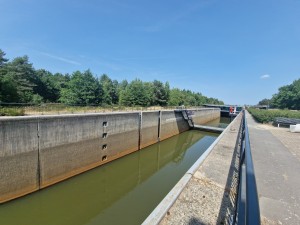 
                            <b>Betonnen kanaal met water en een persoon in de verte.</b><br>
                                                        <b>ISO:</b> 50 | <b>Sluitertijd:</b> 1/1825 | <b>Diafragma:</b> f/2.2 | <b>Datum:</b> 2025-06-25

                        