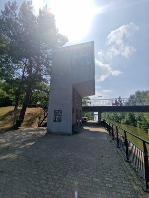 
                            <b>Hoog gebouw naast smalle brug over water, gezien van onderaf.</b><br>
                                                        <b>ISO:</b> 50 | <b>Sluitertijd:</b> 1/4329 | <b>Diafragma:</b> f/2.2 | <b>Datum:</b> 2025-06-25

                        
