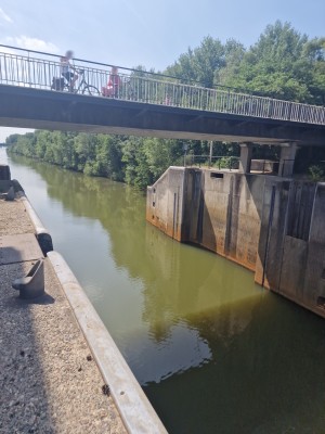 
                            <b>Brug over kanaal met fietsers en sluiszicht.</b><br>
                                                        <b>ISO:</b> 50 | <b>Sluitertijd:</b> 1/944 | <b>Diafragma:</b> f/1.8 | <b>Datum:</b> 2025-06-25

                        