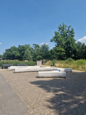 
                            <b>Witte, moderne banken in een geometrisch patroon op een plein.</b><br>
                                                        <b>ISO:</b> 50 | <b>Sluitertijd:</b> 1/1239 | <b>Diafragma:</b> f/1.8 | <b>Datum:</b> 2025-06-25

                        