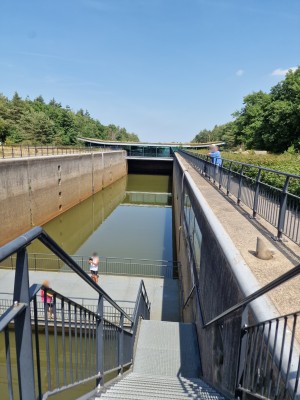 
                            <b>Sluis met mensen, water en trappen langs hoge betonnen muren.</b><br>
                                                        <b>ISO:</b> 50 | <b>Sluitertijd:</b> 1/962 | <b>Diafragma:</b> f/1.8 | <b>Datum:</b> 2025-06-25

                        