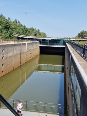 
                            <b>Waterkering met gebouw erover en mensen die over de brug lopen.</b><br>
                                                        <b>ISO:</b> 50 | <b>Sluitertijd:</b> 1/912 | <b>Diafragma:</b> f/1.8 | <b>Datum:</b> 2025-06-25

                        
