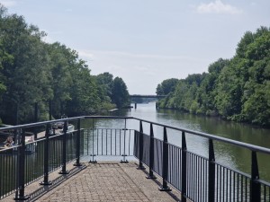 
                            <b>Kanaal met brug in de verte, omlijst door groene bomen en hek.</b><br>
                                                        <b>ISO:</b> 50 | <b>Sluitertijd:</b> 1/4202 | <b>Diafragma:</b> f/2.4 | <b>Datum:</b> 2025-06-25

                        