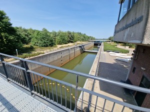 
                            <b>Kanaallandschap met sluis en brug, omringd door bosrijke omgeving.</b><br>
                                                        <b>ISO:</b> 50 | <b>Sluitertijd:</b> 1/1437 | <b>Diafragma:</b> f/2.2 | <b>Datum:</b> 2025-06-25

                        