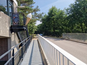 
                            <b>Trap naast brug met groot reclame-ijshoorntje aan de muur.</b><br>
                                                        <b>ISO:</b> 50 | <b>Sluitertijd:</b> 1/1085 | <b>Diafragma:</b> f/1.8 | <b>Datum:</b> 2025-06-25

                        