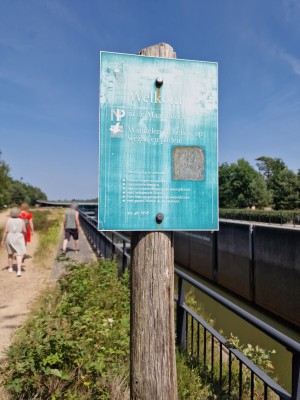 
                            <b>Bord met wandelregels, mensen op pad in natuurgebied.</b><br>
                                                        <b>ISO:</b> 50 | <b>Sluitertijd:</b> 1/2008 | <b>Diafragma:</b> f/1.8 | <b>Datum:</b> 2025-06-25

                        