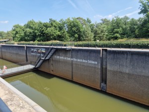 
                            <b>Grote sluis met betonnen muren en trap aan de zijkant.</b><br>
                                                        <b>ISO:</b> 50 | <b>Sluitertijd:</b> 1/575 | <b>Diafragma:</b> f/1.8 | <b>Datum:</b> 2025-06-25

                        