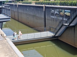 
                            <b>Mensen op een loopbrug boven water, met fietsendeken.</b><br>
                                                        <b>ISO:</b> 50 | <b>Sluitertijd:</b> 1/927 | <b>Diafragma:</b> f/2.4 | <b>Datum:</b> 2025-06-25

                        