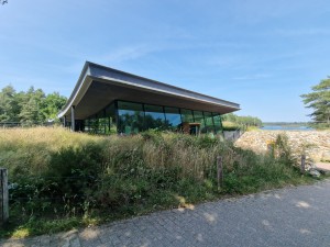 
                            <b>Modern gebouw met glazen gevels tussen gras en bomen.</b><br>
                                                        <b>ISO:</b> 50 | <b>Sluitertijd:</b> 1/947 | <b>Diafragma:</b> f/2.2 | <b>Datum:</b> 2025-06-25

                        