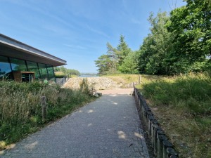 
                            <b>Pad leidt langs gras en modern gebouw naar boomrijke horizon.</b><br>
                                                        <b>ISO:</b> 50 | <b>Sluitertijd:</b> 1/1179 | <b>Diafragma:</b> f/2.2 | <b>Datum:</b> 2025-06-25

                        