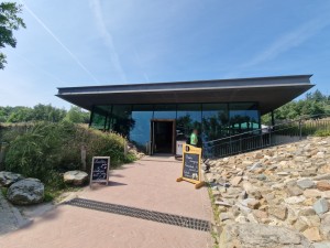 
                            <b>Modern gebouw met glazen voorgevel, borden bij ingang suggereren een winkel of café.</b><br>
                                                        <b>ISO:</b> 50 | <b>Sluitertijd:</b> 1/1706 | <b>Diafragma:</b> f/2.2 | <b>Datum:</b> 2025-06-25

                        