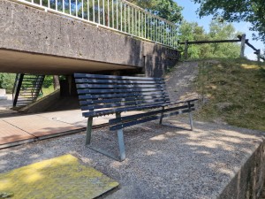 
                            <b>Zwarte bank onder betonnen brug op verhoogde platform.</b><br>
                                                        <b>ISO:</b> 50 | <b>Sluitertijd:</b> 1/412 | <b>Diafragma:</b> f/1.8 | <b>Datum:</b> 2025-06-25

                        