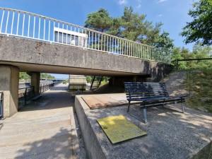 
                            <b>Betonnen brug met metalen leuning en een bankje eronder.</b><br>
                                                        <b>ISO:</b> 50 | <b>Sluitertijd:</b> 1/1186 | <b>Diafragma:</b> f/2.2 | <b>Datum:</b> 2025-06-25

                        
