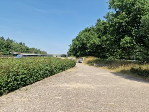 
                            <b>Betonnen gebouw met gebogen dak en grote groene heg op de voorgrond.</b><br>
                                                        <b>ISO:</b> 50 | <b>Sluitertijd:</b> 1/1148 | <b>Diafragma:</b> f/1.8 | <b>Datum:</b> 2025-06-25

                        
