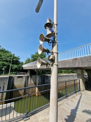 
                            <b>Luidsprekers en camera op een paal bij een sluis.</b><br>
                                                        <b>ISO:</b> 50 | <b>Sluitertijd:</b> 1/1946 | <b>Diafragma:</b> f/2.2 | <b>Datum:</b> 2025-06-25

                        