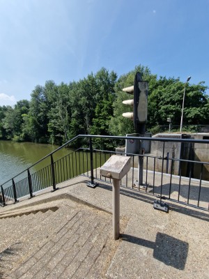 
                            <b>Verkeerslichten bij sluis, met wegwijzerbord, omgeven door groene bomen en water.</b><br>
                                                        <b>ISO:</b> 50 | <b>Sluitertijd:</b> 1/2041 | <b>Diafragma:</b> f/2.2 | <b>Datum:</b> 2025-06-25

                        