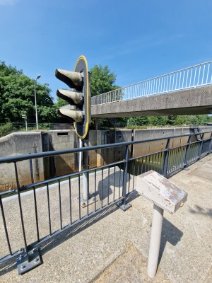 
                            <b>Verkeerslicht bij een sluis, met roestige omheining op voorgrond.</b><br>
                                                        <b>ISO:</b> 50 | <b>Sluitertijd:</b> 1/1458 | <b>Diafragma:</b> f/2.2 | <b>Datum:</b> 2025-06-25

                        