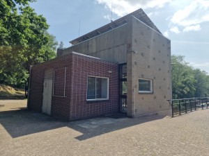 
                            <b>Klein, modern bakstenen gebouw met twee kleuren met meerdere ramen.</b><br>
                                                        <b>ISO:</b> 50 | <b>Sluitertijd:</b> 1/1300 | <b>Diafragma:</b> f/1.8 | <b>Datum:</b> 2025-06-25

                        