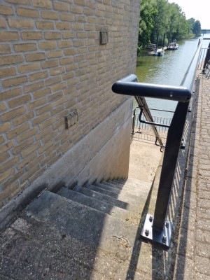 
                            <b>Steile stenen trap met metalen leuning leidt naar waterkant en boten.</b><br>
                                                        <b>ISO:</b> 50 | <b>Sluitertijd:</b> 1/516 | <b>Diafragma:</b> f/1.8 | <b>Datum:</b> 2025-06-25

                        