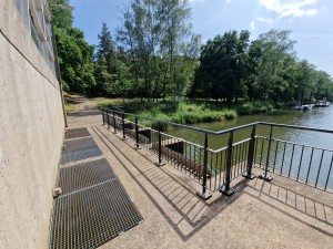 
                            <b>Betonnen platform met hek aan de rand van een meer.</b><br>
                                                        <b>ISO:</b> 50 | <b>Sluitertijd:</b> 1/2304 | <b>Diafragma:</b> f/2.2 | <b>Datum:</b> 2025-06-25

                        