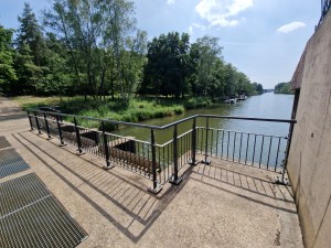 
                            <b>Betonnen platform met metalen hek, uitkijkend over een rustig stromende rivier.</b><br>
                                                        <b>ISO:</b> 50 | <b>Sluitertijd:</b> 1/2538 | <b>Diafragma:</b> f/2.2 | <b>Datum:</b> 2025-06-25

                        