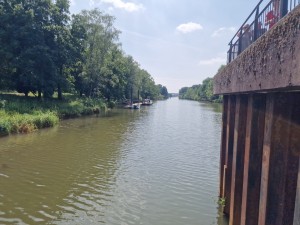 
                            <b>Rustige rivier met aangemeerde boten, omringd door groene natuur.</b><br>
                                                        <b>ISO:</b> 50 | <b>Sluitertijd:</b> 1/1453 | <b>Diafragma:</b> f/1.8 | <b>Datum:</b> 2025-06-25

                        