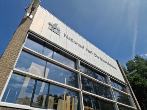 
                            <b>Ingang gebouw met bord Nationaal Park De Maasduinen, grote ramen.</b><br>
                                                        <b>ISO:</b> 50 | <b>Sluitertijd:</b> 1/2639 | <b>Diafragma:</b> f/1.8 | <b>Datum:</b> 2025-06-25

                        