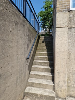 
                            <b>Betonnen trap met metalen leuning, leidt naar een hoger gelegen gebied.</b><br>
                                                        <b>ISO:</b> 50 | <b>Sluitertijd:</b> 1/1093 | <b>Diafragma:</b> f/1.8 | <b>Datum:</b> 2025-06-25

                        